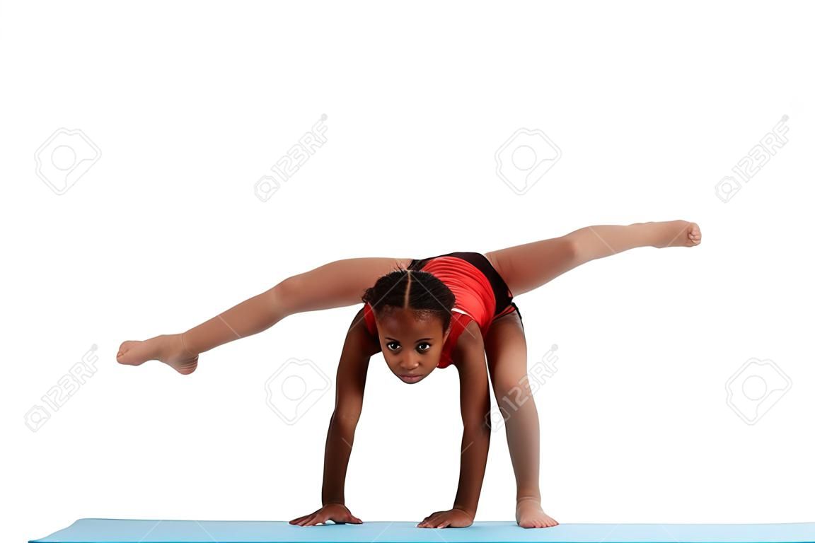Jeune fille faisant de la gymnastique déplacer