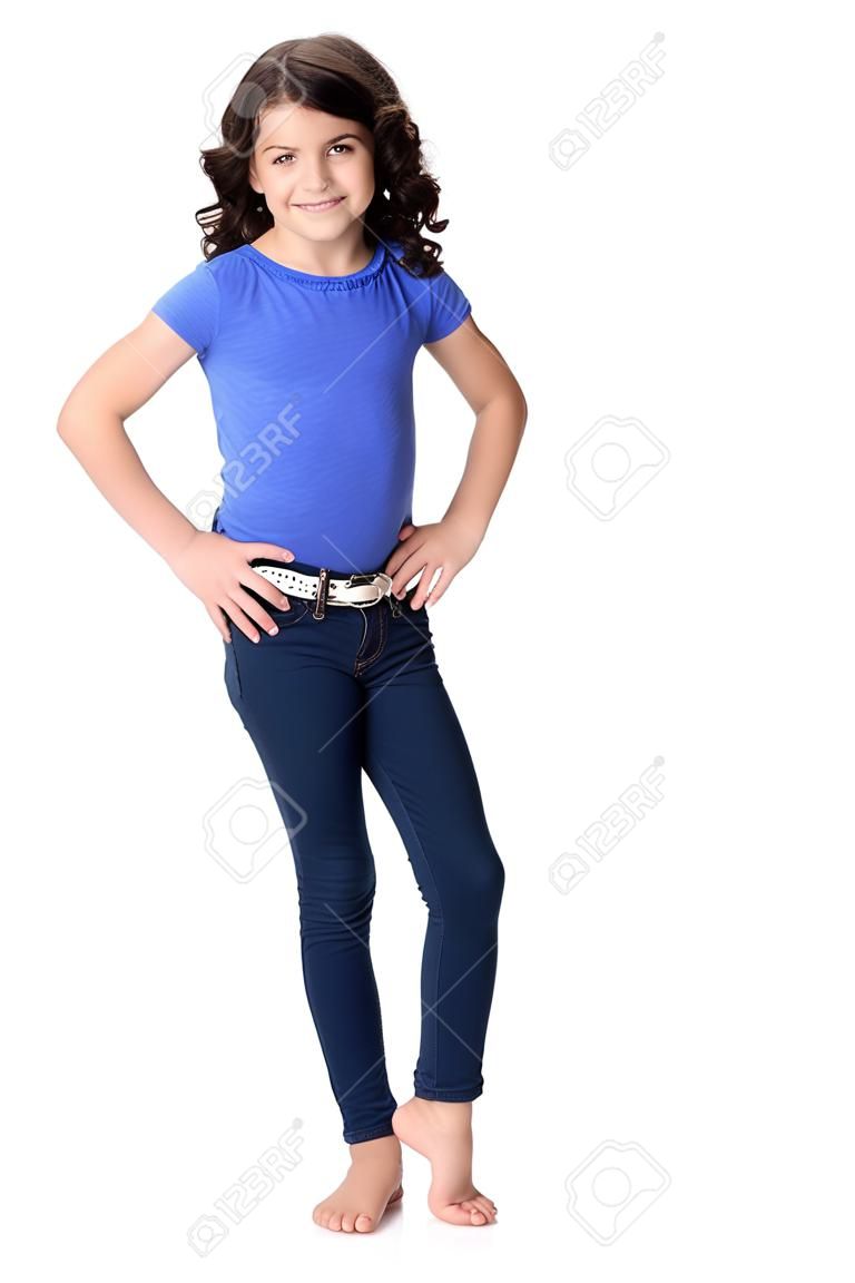 Dziewczynka ma na sobie niebieskie dżinsy z rękami na biodrach