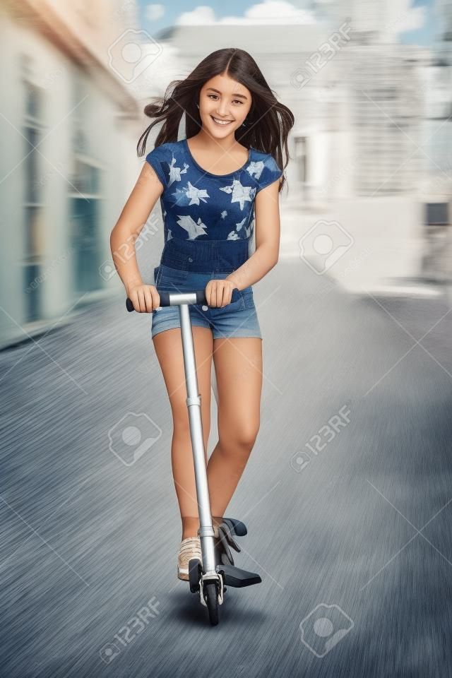 jong meisje rijden scooter