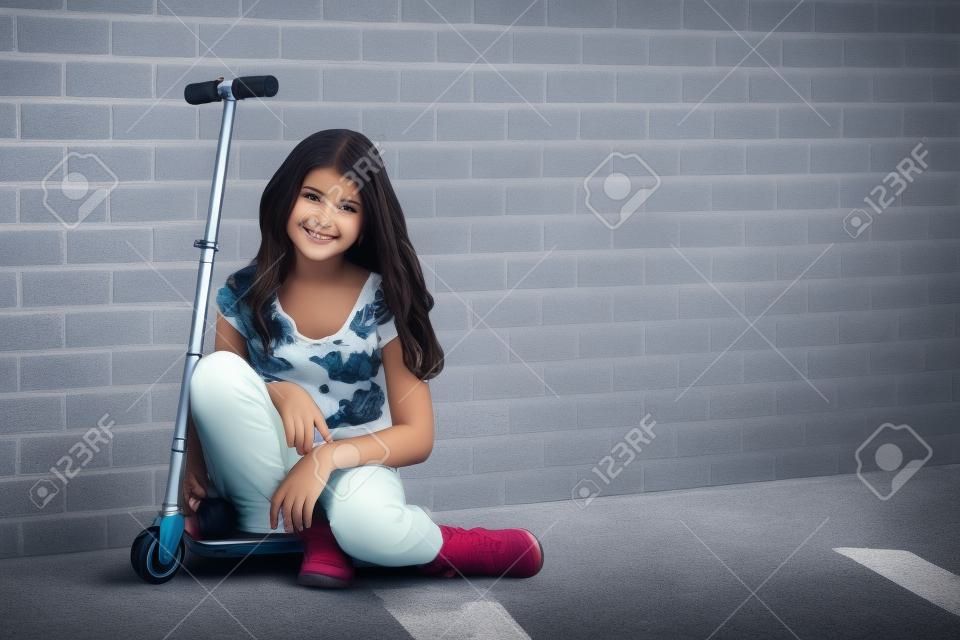 Młoda dziewczyna siedzi na skuter