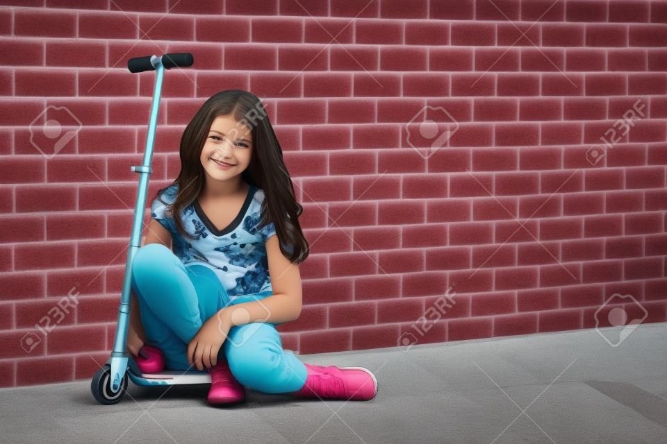 Молодая девушка сидит на скутере