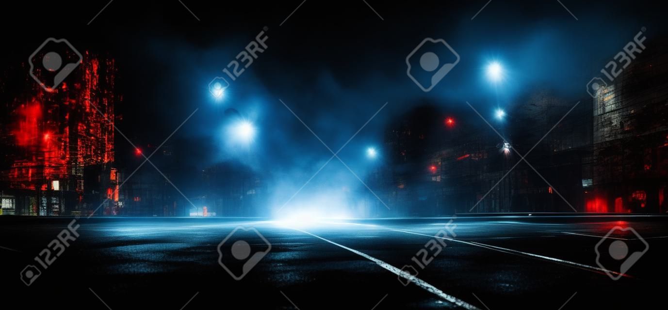 Nat asfalt, reflectie van neon verlichting, een zoeklicht, rook. Abstract licht in een donkere lege straat met rook, smog. Donkere achtergrond scène van lege straat, nacht uitzicht, nachtstad.