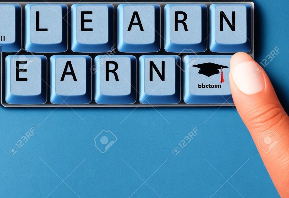 Клавиши НАУЧИ, чтобы ЗАРАБАТЫВАТЬ, на клавиатуре компьютера означают ценность образования и окончания для выпускников, получающих доход.