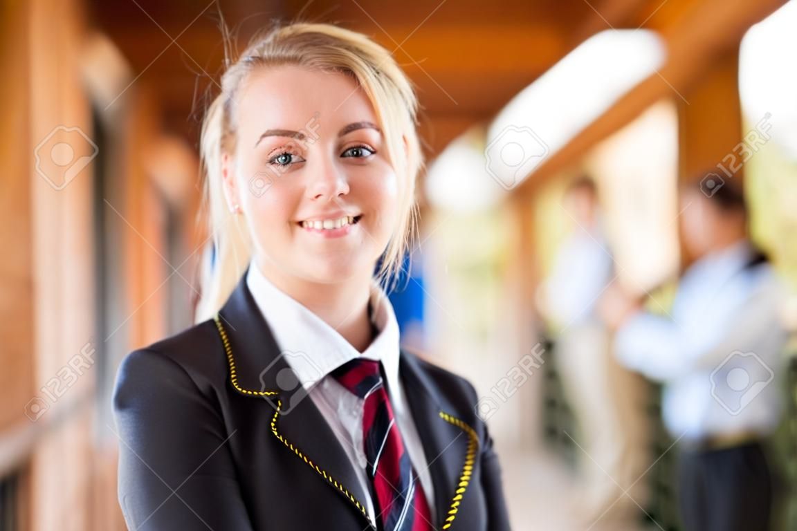 retrato de estudante do ensino médio feminino feliz