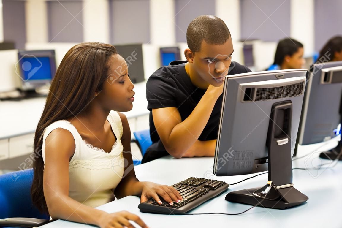 Groupe africain étudiants dans la salle informatique