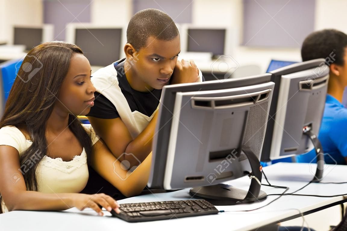 Groupe africain étudiants dans la salle informatique