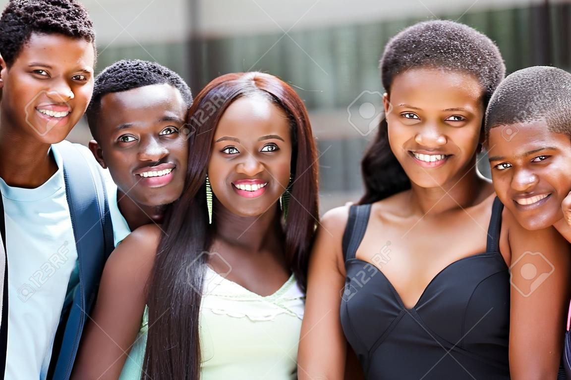 grupo africano de la universidad retrato estudiantes en el campus