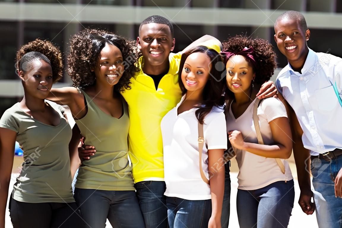 一群快乐的非洲大学朋友