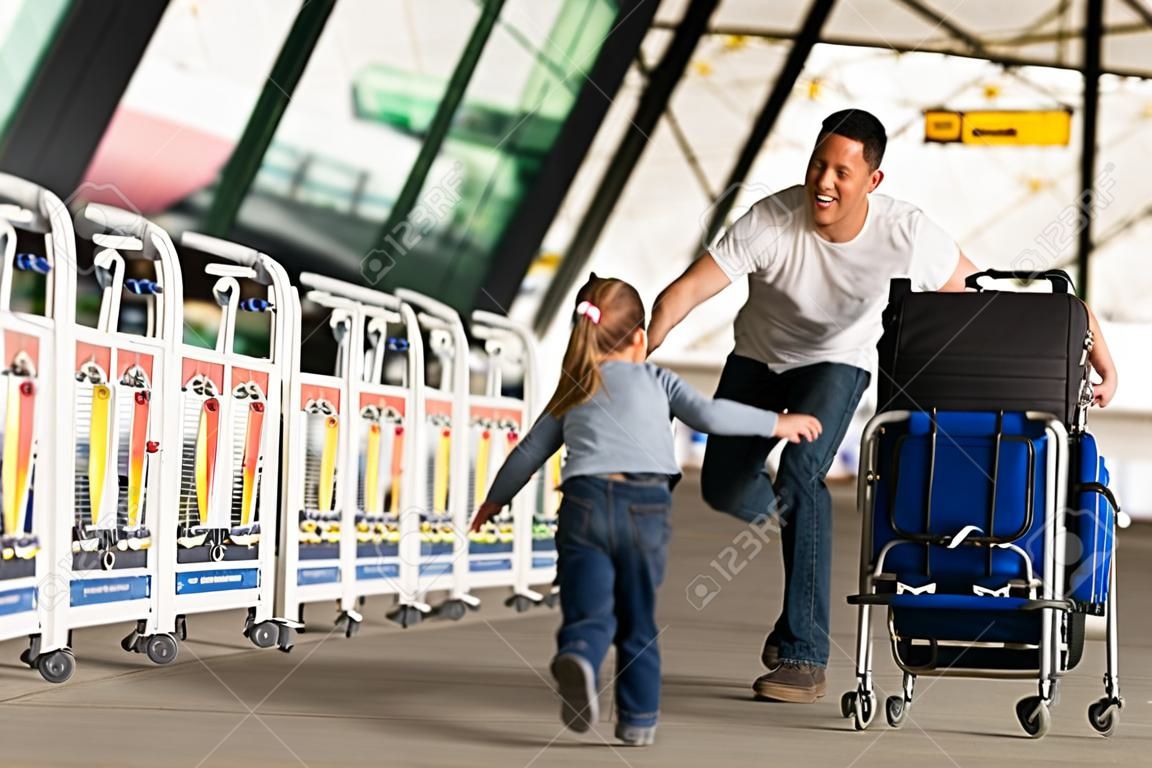 reunión de la familia feliz en el aeropuerto