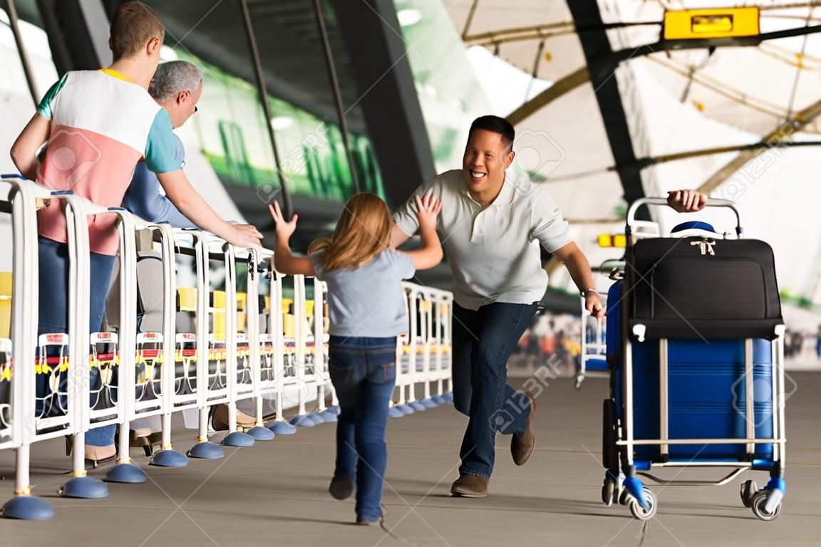 Havaalanında mutlu bir aile birleşimi