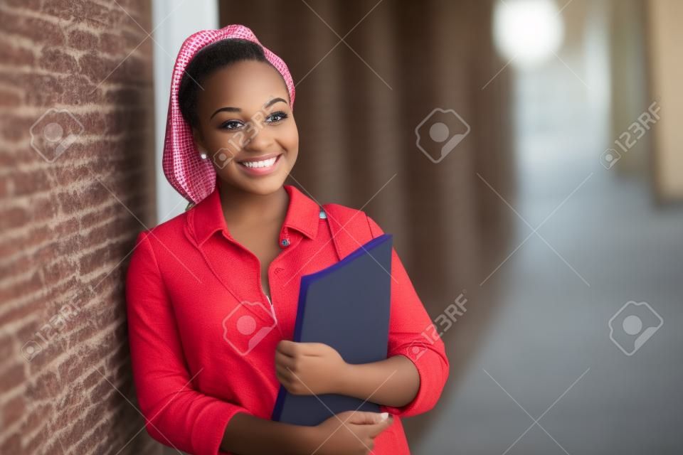 キャンパス内に魅力的なアフリカ系アメリカ人女子大生
