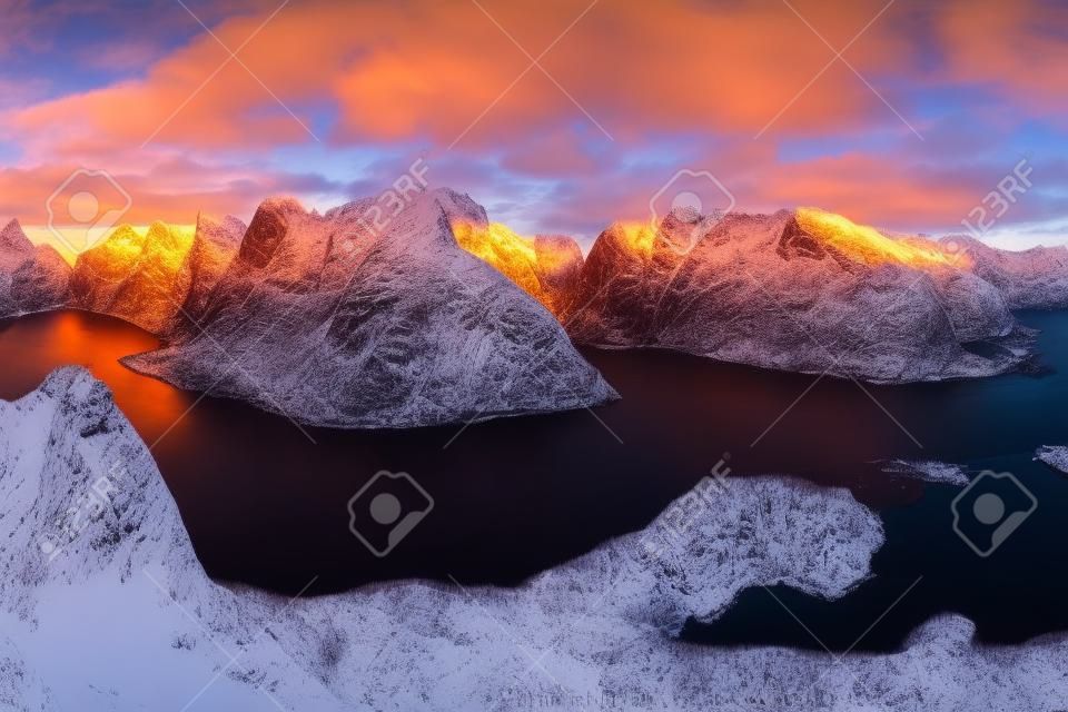 Zonsondergang of zonsopgang panoramisch uitzicht op prachtige bergen in Lofoten eilanden, Noorwegen, Bergkust landschap, Arctische cirkel. Lange blootstelling van magische zonsopgang tijdens afgelopen winter. Kerstmis