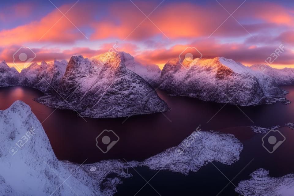Vista panoramica al tramonto o all'alba sulle splendide montagne delle isole Lofoten, Norvegia, paesaggio della costa della montagna, circolo polare artico. Lunga esposizione dell'alba magica durante lo scorso inverno. periodo natalizio
