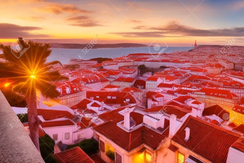 Schönes Panorama der Altstadt und des Stadtteils Baixa in der Stadt Lissabon bei Sonnenuntergang, gesehen vom Hügel der Burg Sao Jorge, Portugal