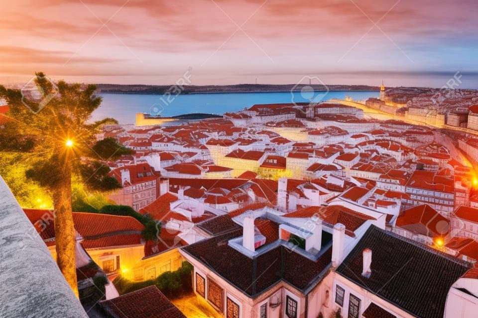 Belo panorama da cidade velha e do bairro da Baixa na cidade de Lisboa durante o pôr do sol, visto da colina do Castelo de São Jorge, Portugal