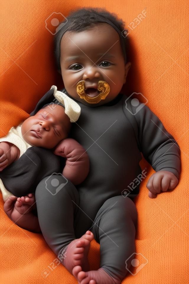 bebé afroamericano recién nacido Metisse negro