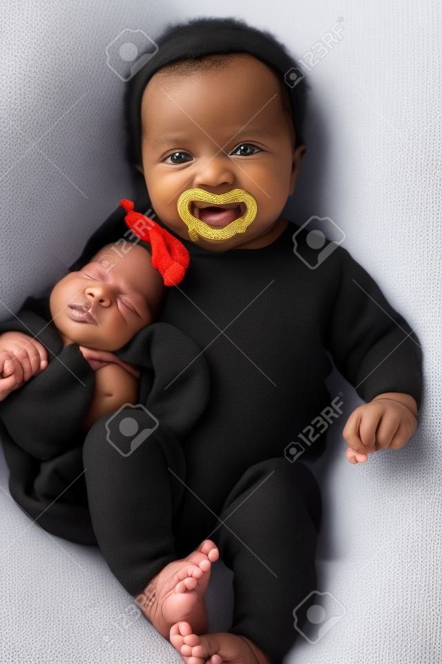 bebé afroamericano recién nacido Metisse negro