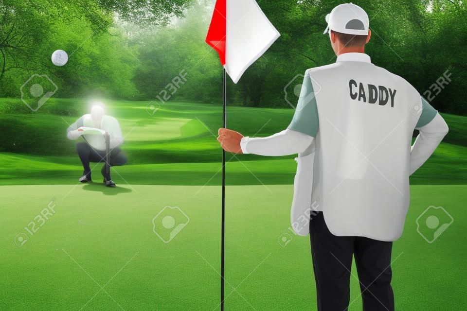 ゴルフ - ゴルファー読書緑のフラグを保持しているキャディー