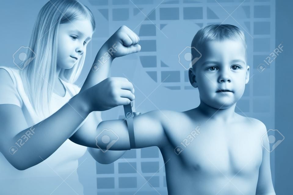 Analyse de la force musculaire et du volume chez les enfants, mesure anthropométrique de la circonférence du bras