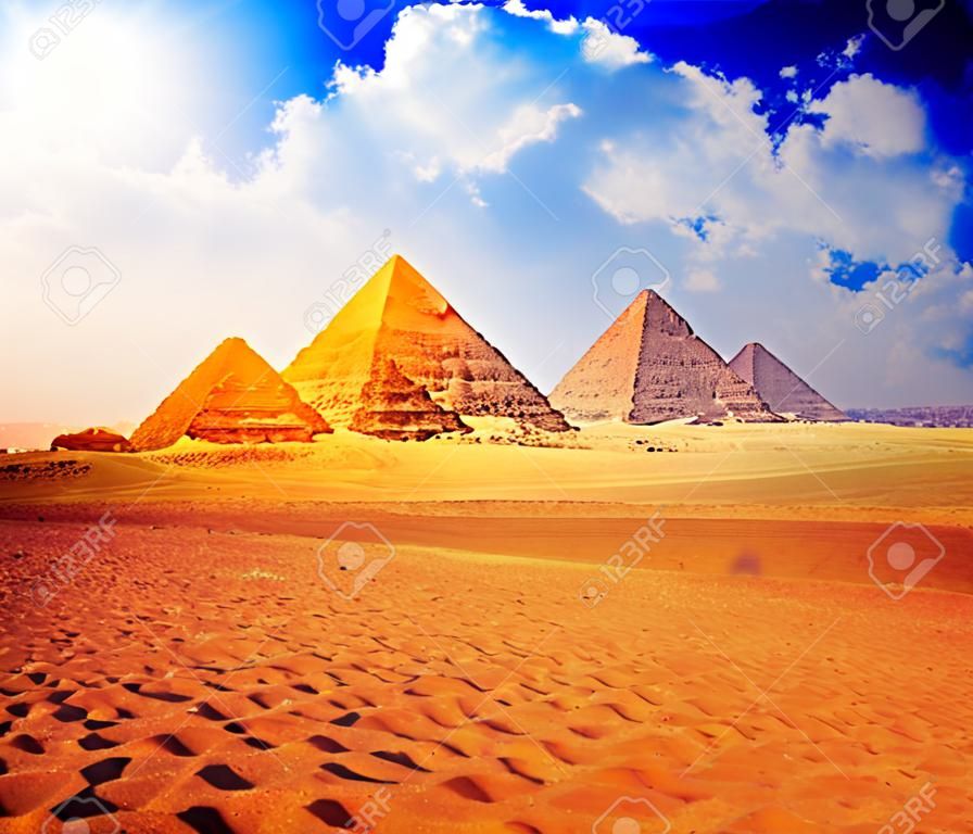 Gizeh vallée grandes pyramides avec un ciel bleu nuageux