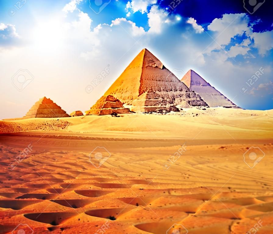 Gizeh vallée grandes pyramides avec un ciel bleu nuageux