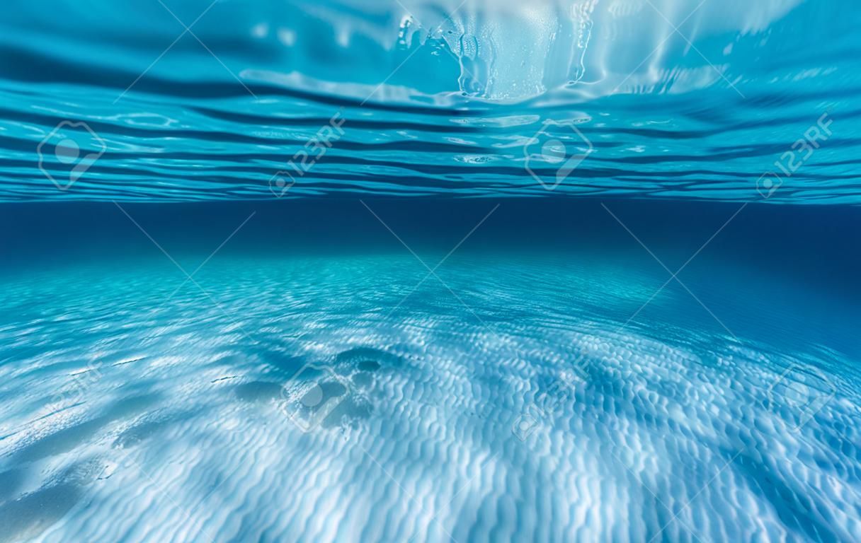 Tiro subaquático do fundo do mar arenoso