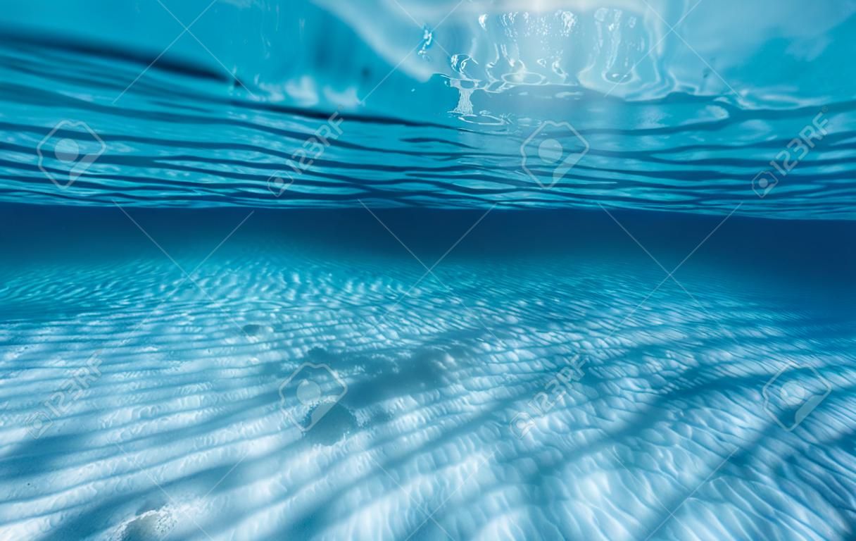 Tiro subaquático do fundo do mar arenoso