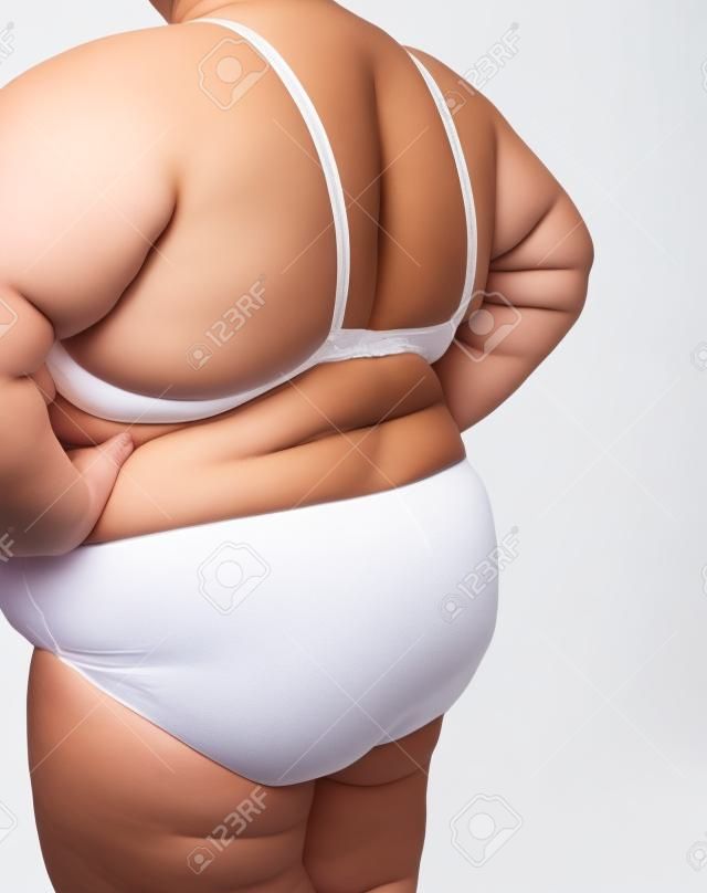 sovrappeso il corpo della donna in biancheria intima isolata on white