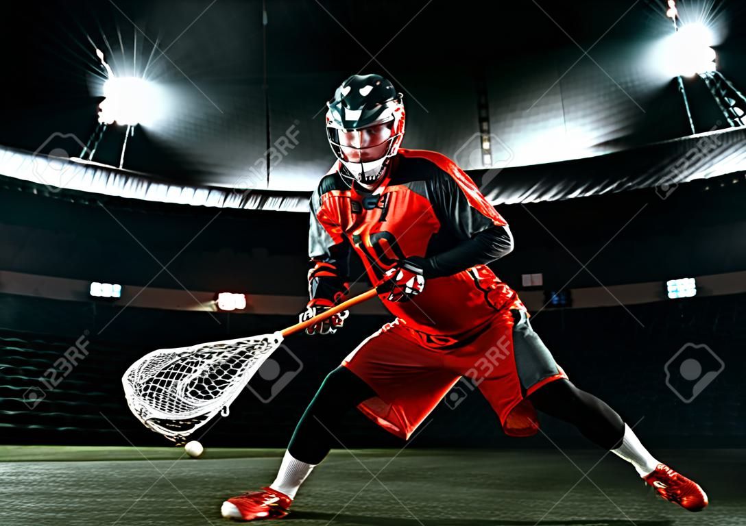 Gracz lacrosse, sportowiec sportowiec w czerwonym kasku na tle stadionu. tapeta sportowa i motywacyjna.