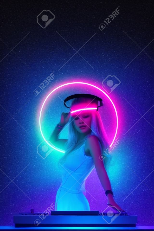 De neon poster met DJ voor nachtclub feest. Vrouw met koptelefoon op flyer met heldere achtergrond.