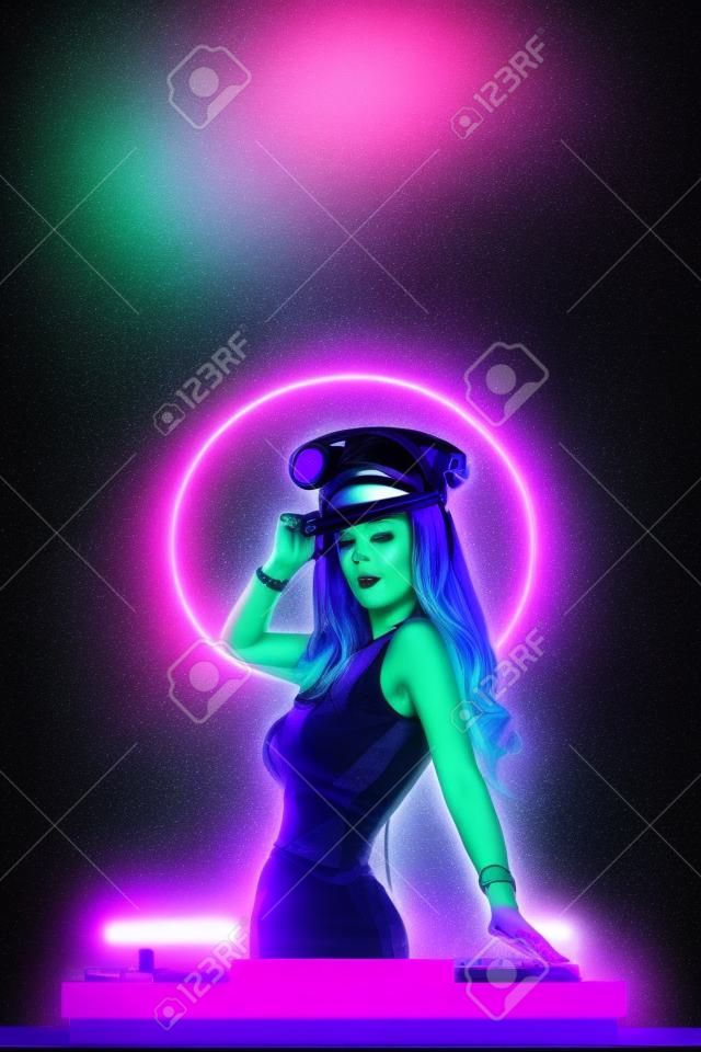 De neon poster met DJ voor nachtclub feest. Vrouw met koptelefoon op flyer met heldere achtergrond.