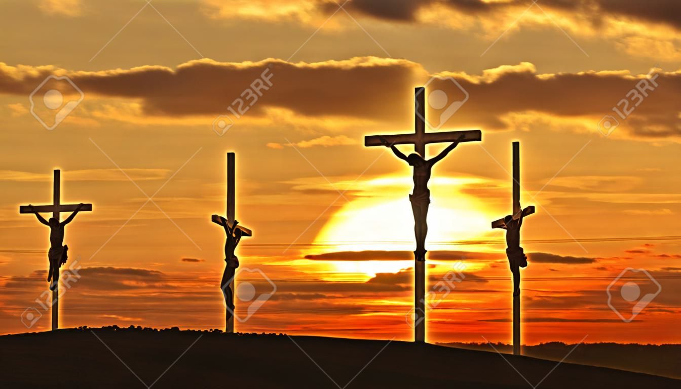 被釘十字架在夕陽