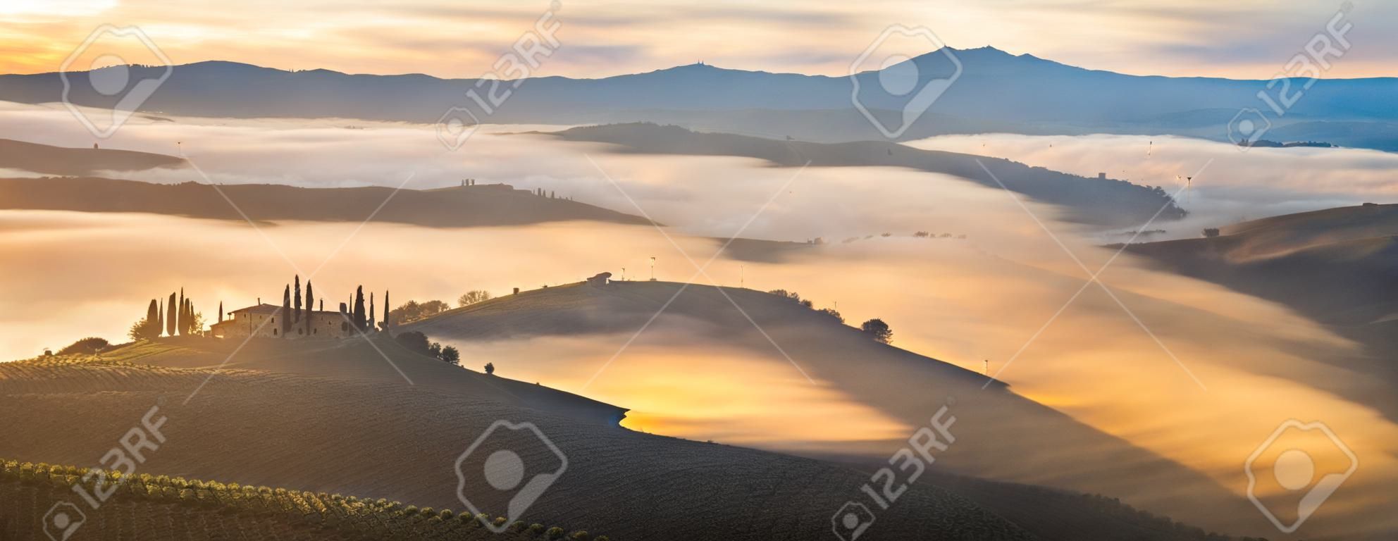 a famosa paisagem toscana ao nascer do sol