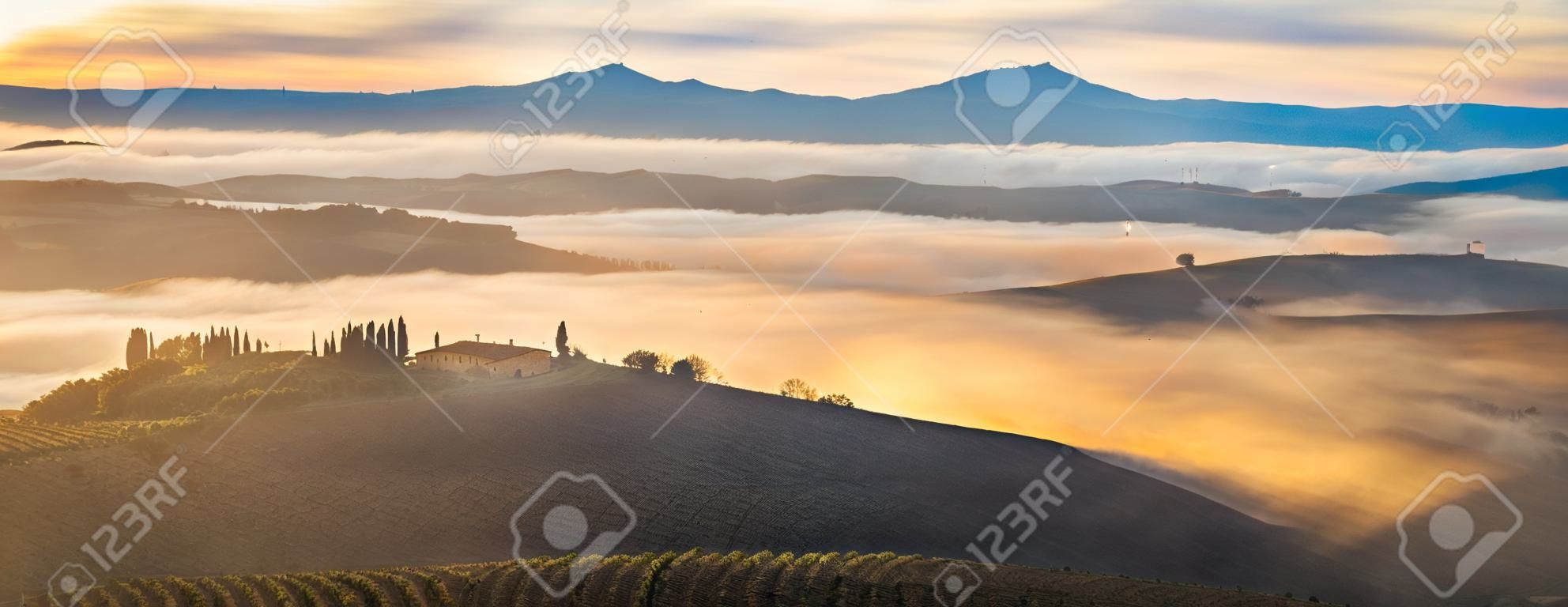 het beroemde Toscaanse landschap bij zonsopgang