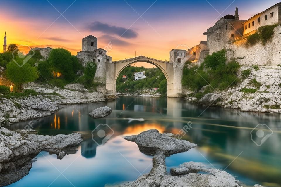 Mostar, Bosnië en Herzegovina-september 2019:De oude brug, Stari Most, met de rivier Neretva