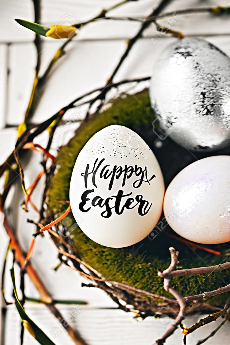 Bellissimo sfondo di Pasqua con le uova nel nido e auguri di buona Pasqua