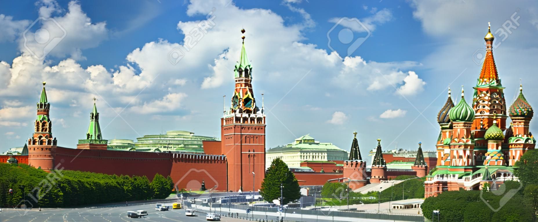 Panorámás kilátás Moszkva vörös térről, Kreml tornyokról, csillagokról és Kuranti óra, Szent Bazil székesegyház. Panoráma szálloda Oroszországból. Moszkva üdülési túrák híres látnivalók