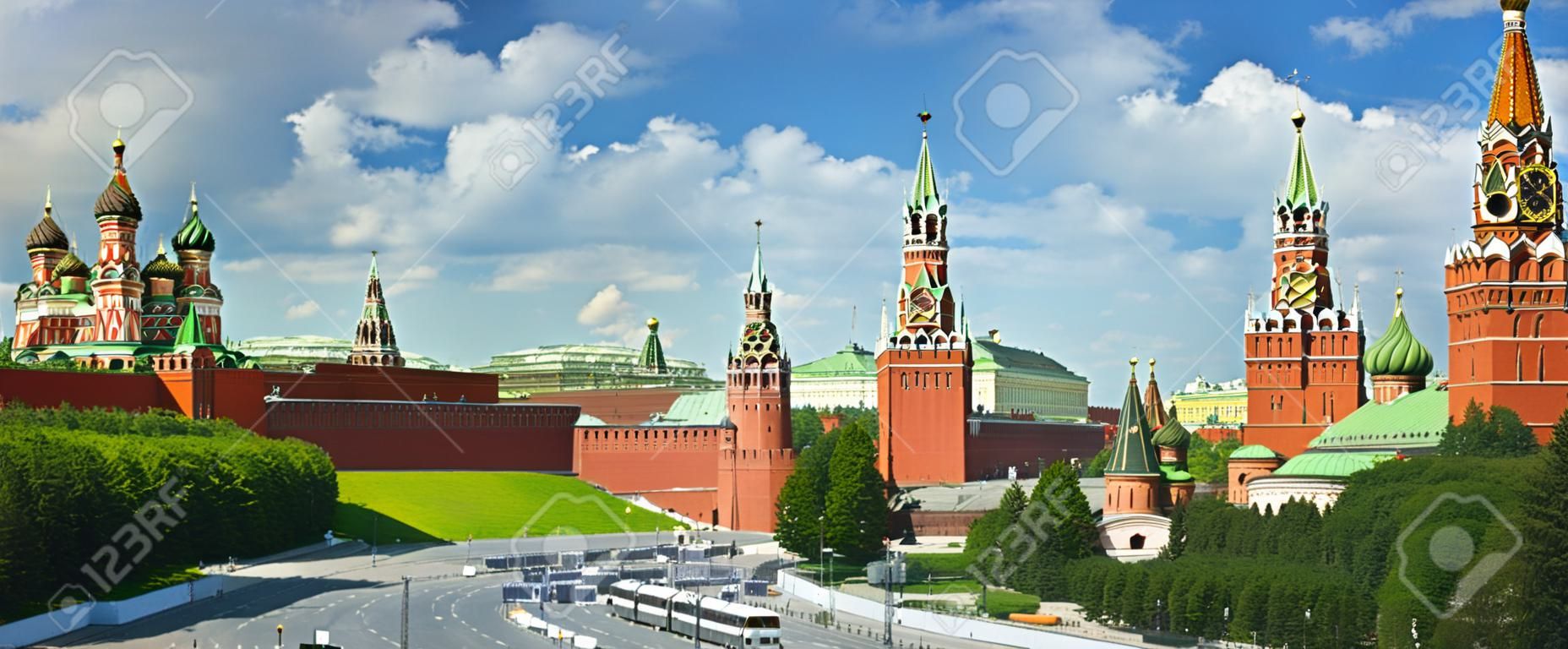 Panorámás kilátás Moszkva vörös térről, Kreml tornyokról, csillagokról és Kuranti óra, Szent Bazil székesegyház. Panoráma szálloda Oroszországból. Moszkva üdülési túrák híres látnivalók