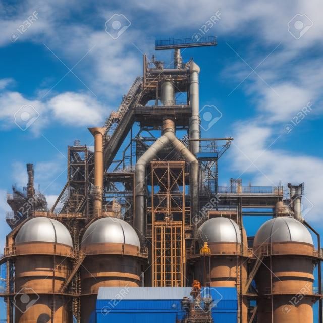 bouw van een hoogoven in de staalindustrie op een achtergrond van blauwe lucht