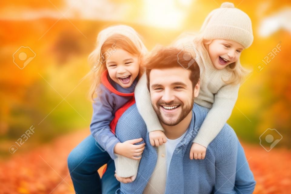 Famille heureuse de trois personnes s'amusant dans la nature d'automne père mère et enfants ai générative