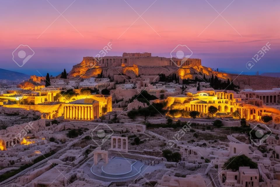 그리스 일몰의 옥상 칵테일 바에서 아크로폴리스(Acropolis)의 전망을 감상하실 수 있습니다.