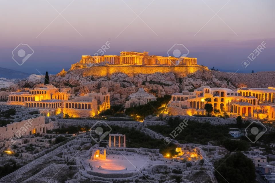그리스 일몰의 옥상 칵테일 바에서 아크로폴리스(Acropolis)의 전망을 감상하실 수 있습니다.