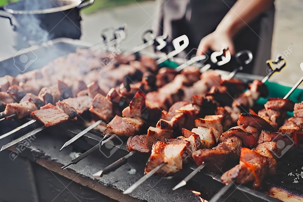 Жареная Шашлык На Гриле. Жареное Мясо, Приготовленное На Барбекю. Свежие  Мясные Блюда Из Мяса. Традиционное Восточное Блюдо, Шашлык. Гриль На  Древесном Угле И Пламени, Пикник, Уличная Еда Фотография, картинки,  изображения и сток-фотография