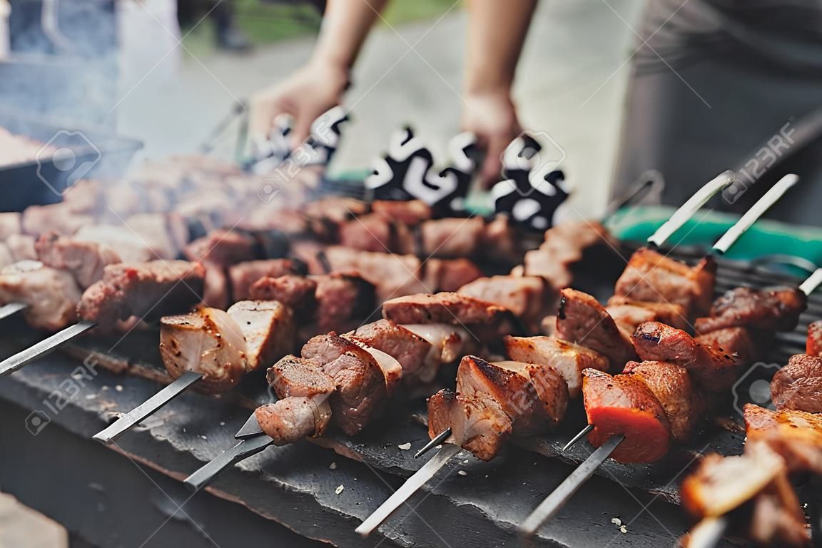 Жареная Шашлык На Гриле. Жареное Мясо, Приготовленное На Барбекю. Свежие  Мясные Блюда Из Мяса. Традиционное Восточное Блюдо, Шашлык. Гриль На  Древесном Угле И Пламени, Пикник, Уличная Еда Фотография, картинки,  изображения и сток-фотография