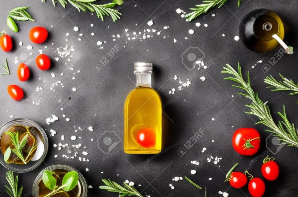 Aceitunas frescas y aceite en botella con romero sobre fondo blanco con tomates cherry dispersos y especias, vista superior. Concepto de fondo de alimentos