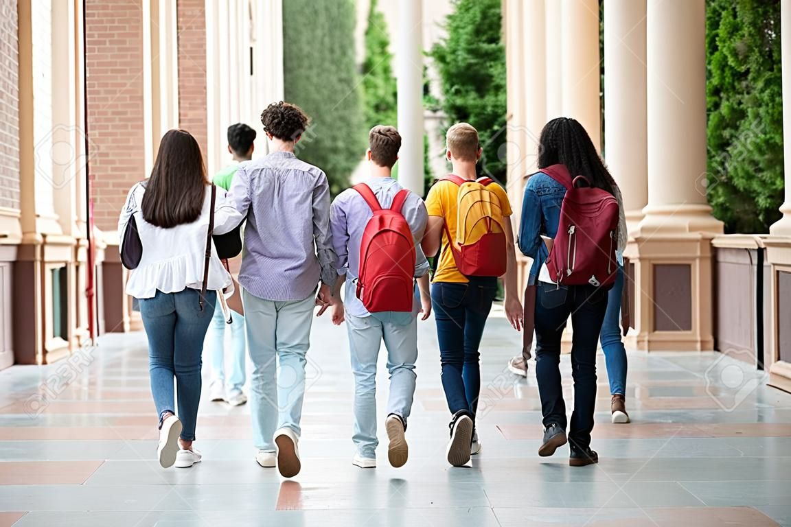 étudiants du campus universitaire marchant