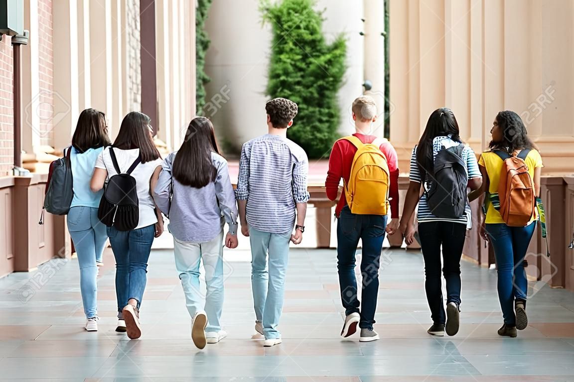 étudiants du campus universitaire marchant