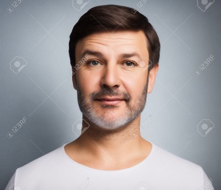Foto do passaporte. Retrato do homem de idade média que olha na câmera sobre o fundo branco do estúdio. Isolado