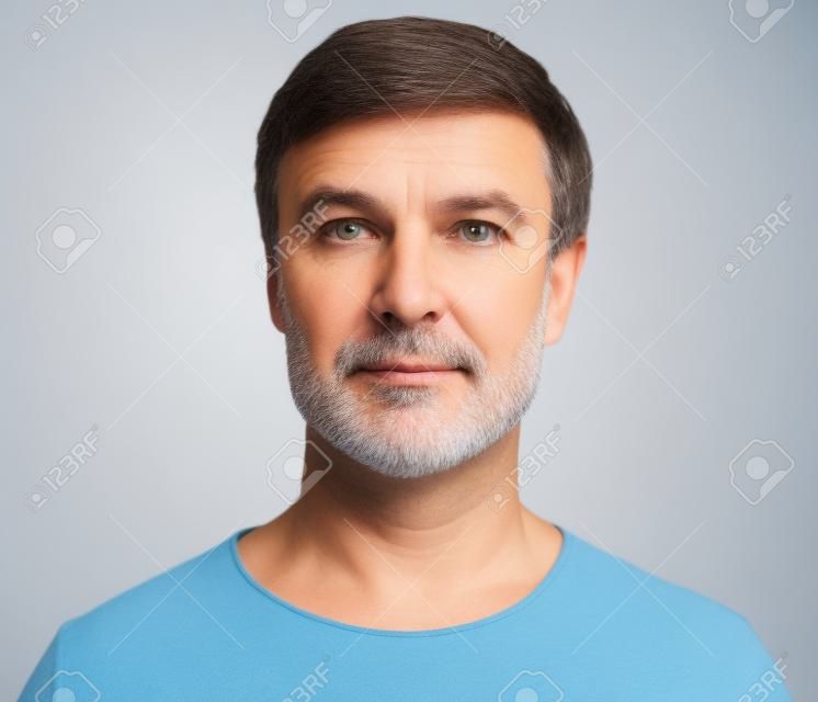 Foto do passaporte. Retrato do homem de idade média que olha na câmera sobre o fundo branco do estúdio. Isolado