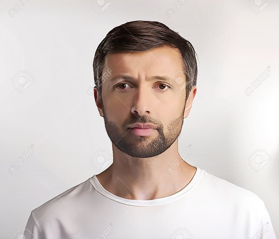 Ausweisfoto. Porträt des Mannes mittleren Alters, der Kamera über weißem Studiohintergrund betrachtet. Isoliert